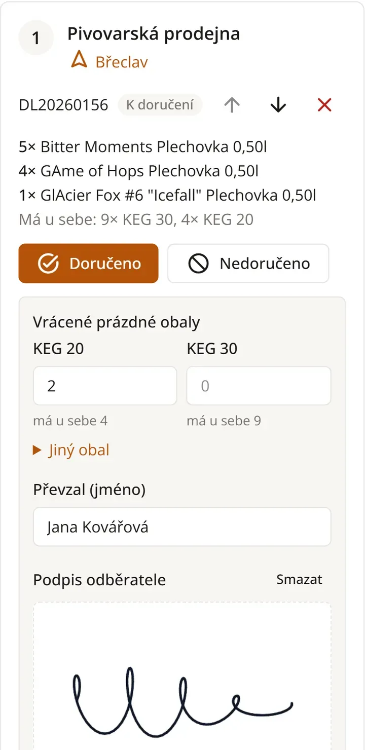 Zastávka v mobilu řidiče: vrácené prázdné sudy, jméno přebírajícího a podpis odběratele prstem