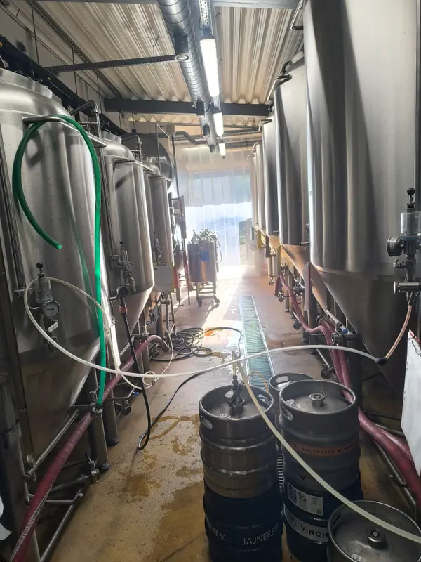 Tanky po oboch stranách chodby a KEG sudy